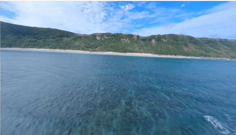 【ドローンで調査】沖縄本島にも漂着してきた軽石の状況をドローン空撮も含め撮影してきました。（宮古島）